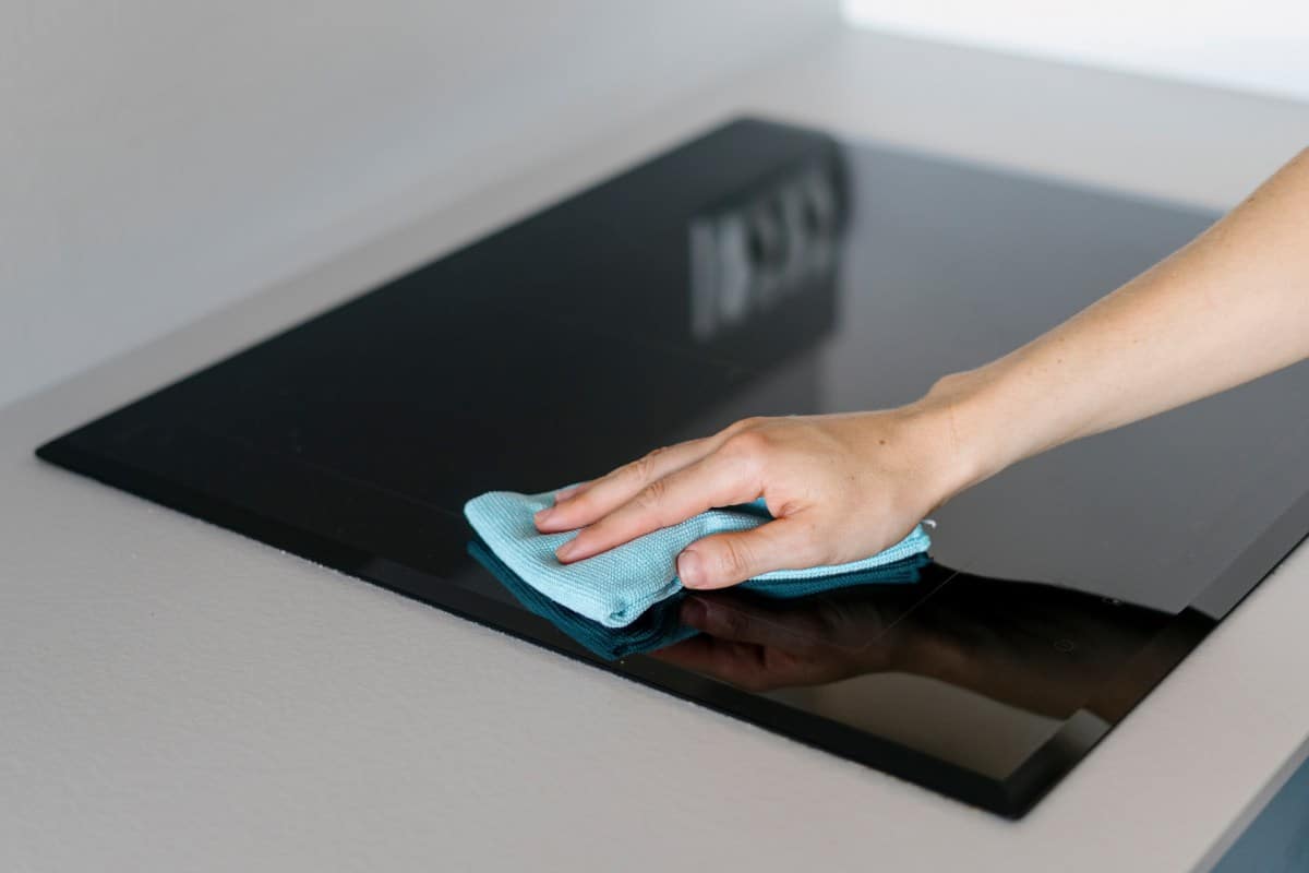 Obnovte dokonale hladký povrch keramickej varné dosky pomocou tohto jednoduchého štvorkrokového postupu, pričom použijete iba ingrediencie z kuchynskej skrinky