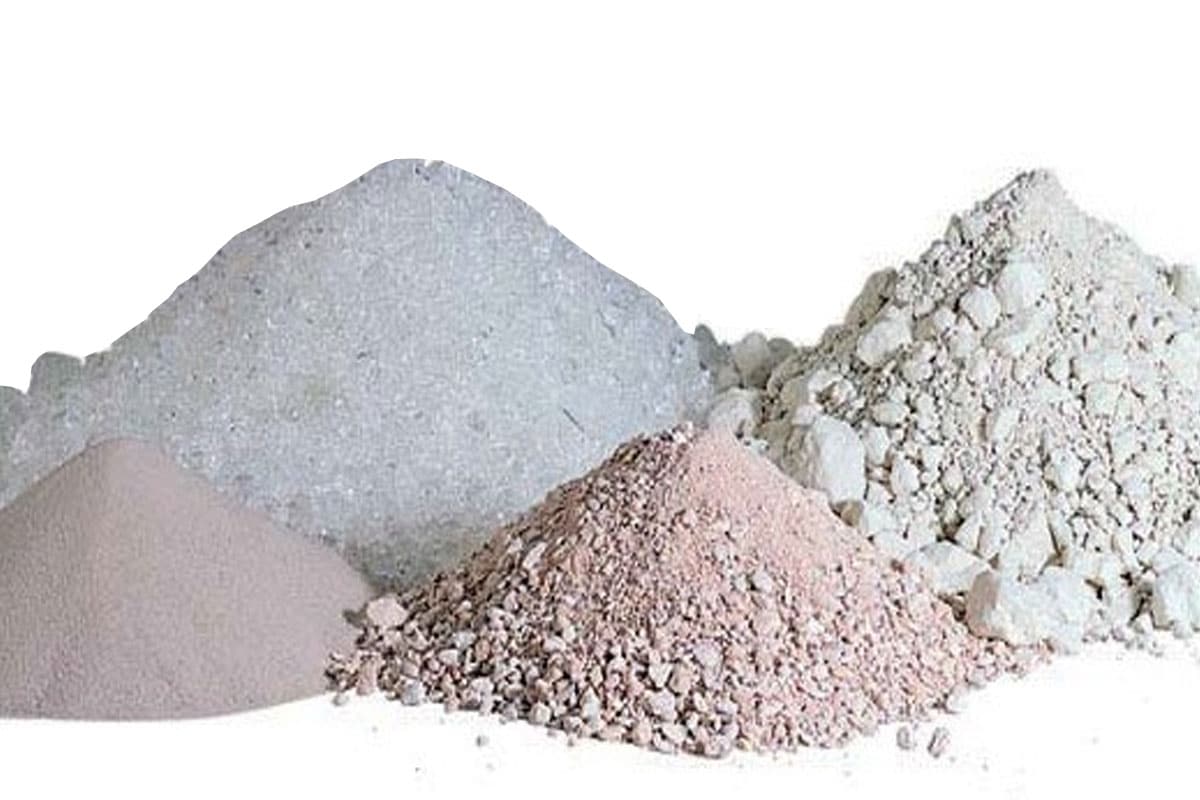 Prečo rozhadzovanie drevného popola v záhrade v zime chráni korene pred mrazom