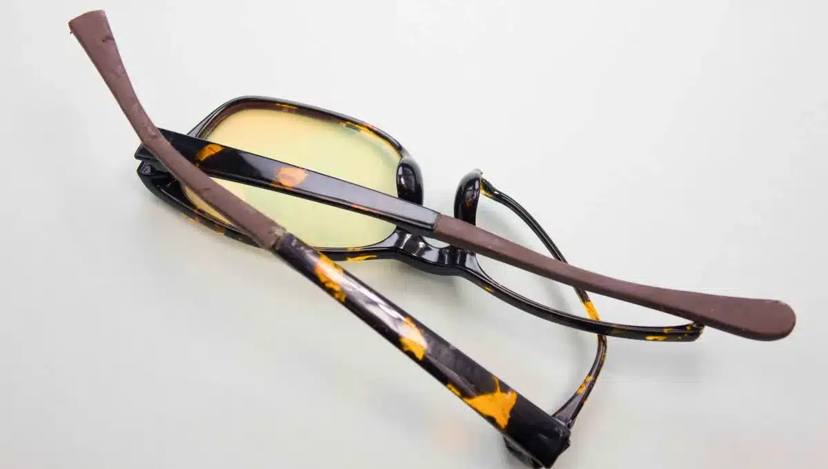Ako opraviť ohnuté stranice okuliarov bez poškodenia rámu
