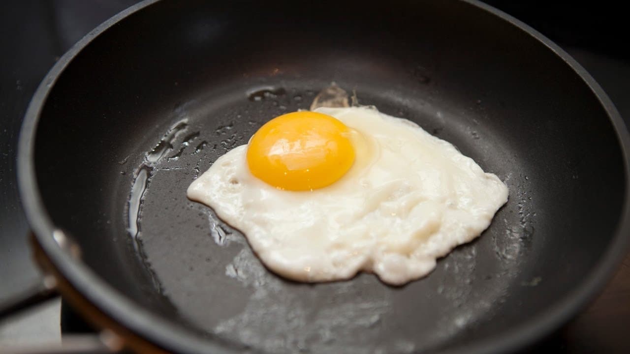 Prečo sa odporúča pridávať ocot do panvice pri vyprážaní vajec?