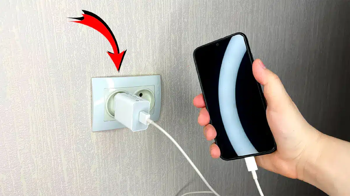 Je možné nechať nabíjačku telefónu neustále zapojenú?