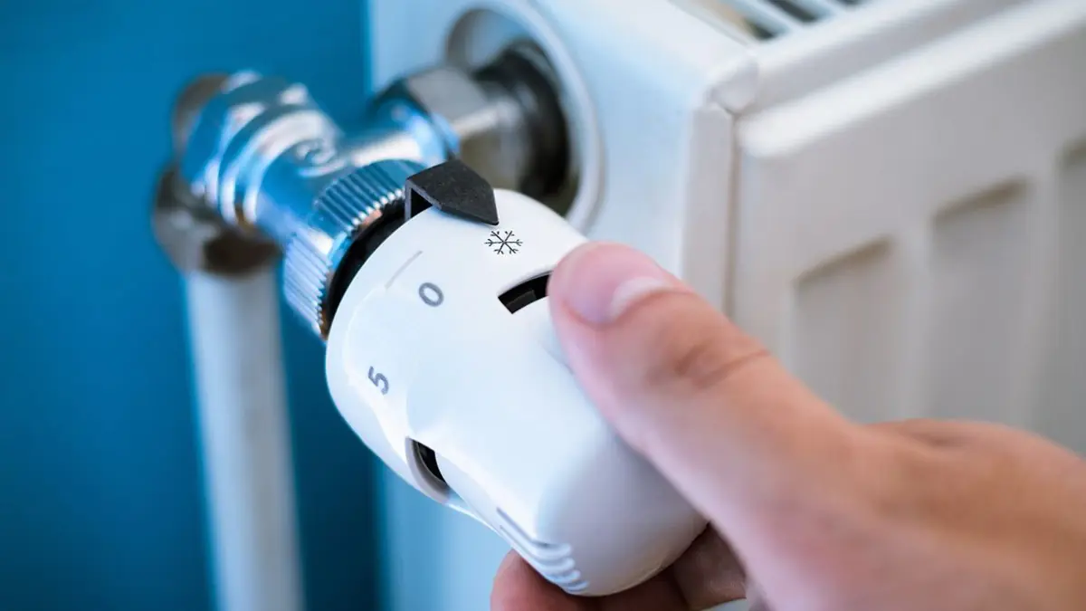 Nechať ohrievač zapnutý neustále alebo nie: odborníci varujú pred neefektívnymi radami na úsporu energie.