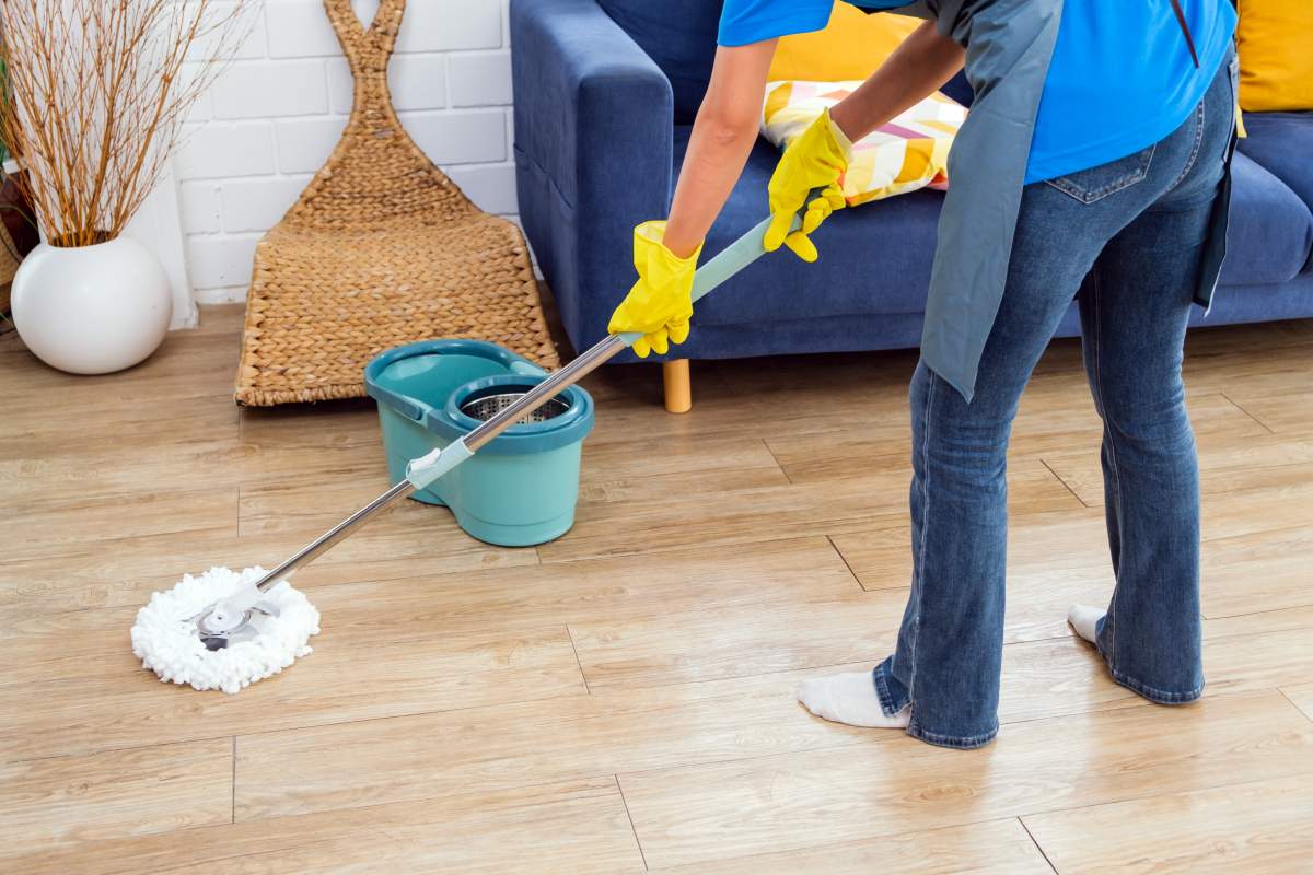 Nalejte pol pohára do vedra a umyte panely. Šmuhy zmiznú okamžite.