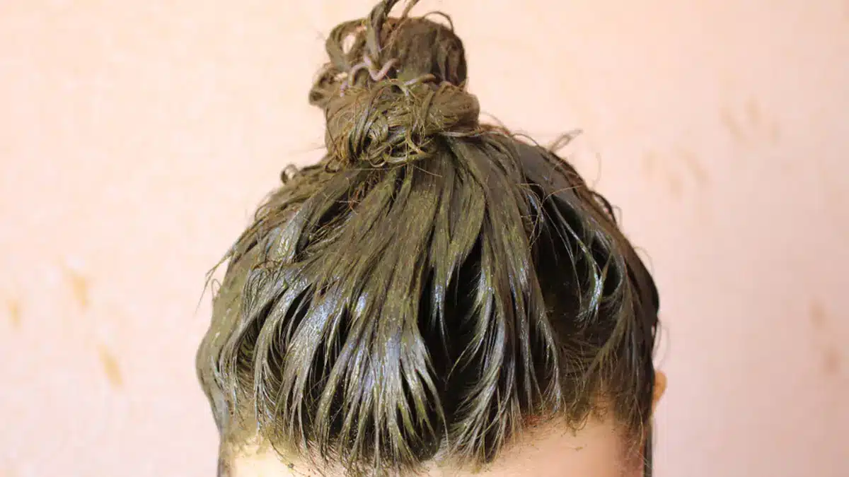 Prírodná zelená pasta premenila moje vlasy. Prírodný spôsob, ako im dodať krásnu farbu a posilniť pramene.