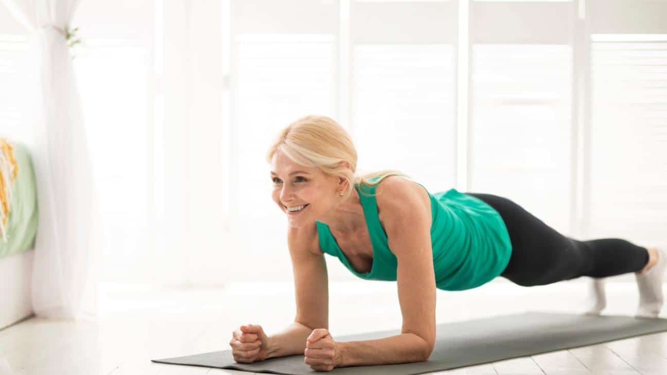 Toto šetrné cvičenie posilňuje nohy bez zaťaženia kolien po 60. roku života.