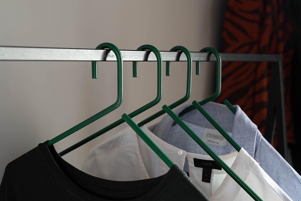 5 dôvodov, prečo by ste mali zavesiť vešiak na oblečenie v kuchyni.