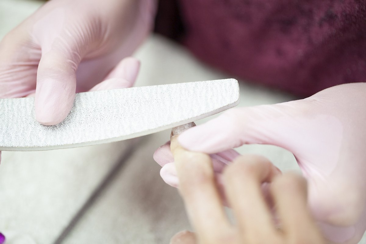 Hybridné nechty postupne vychádzajú z módy. Ale tento manikúr je teraz veľmi populárny.