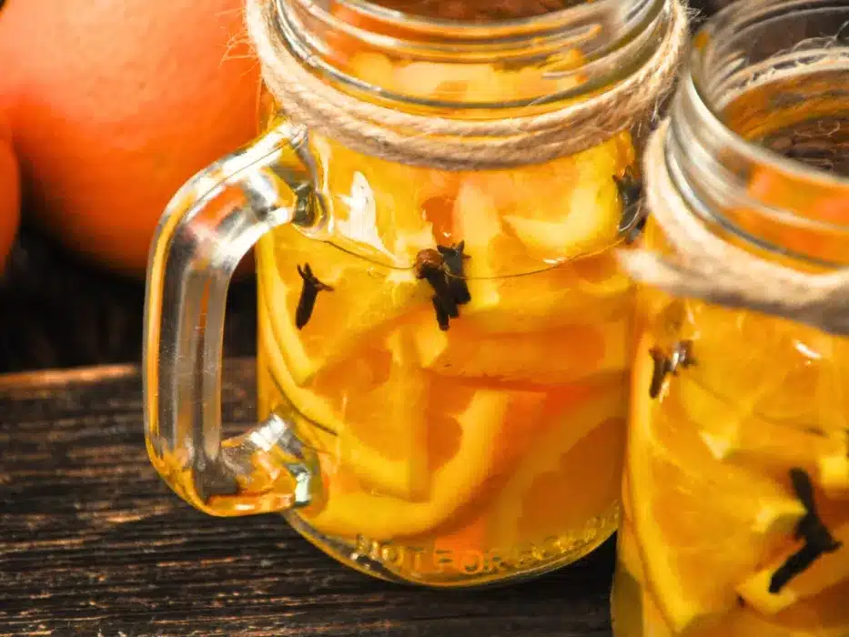 Prelejte do hrnca a zohrejte. Váš byt bude nádherne voňať zimným čajom.