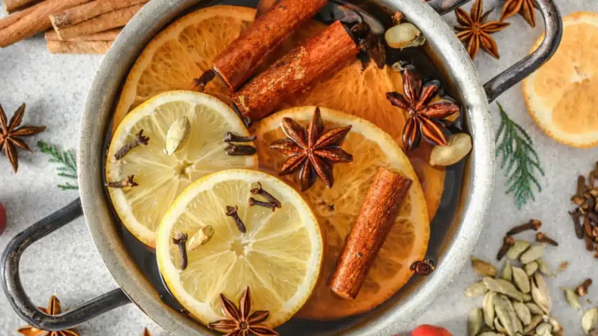 Prezradím vám tajomstvo. Uvarte škoricu, pomaranč a citrón v hrnci a váš domov naplní jedinečná vôňa.