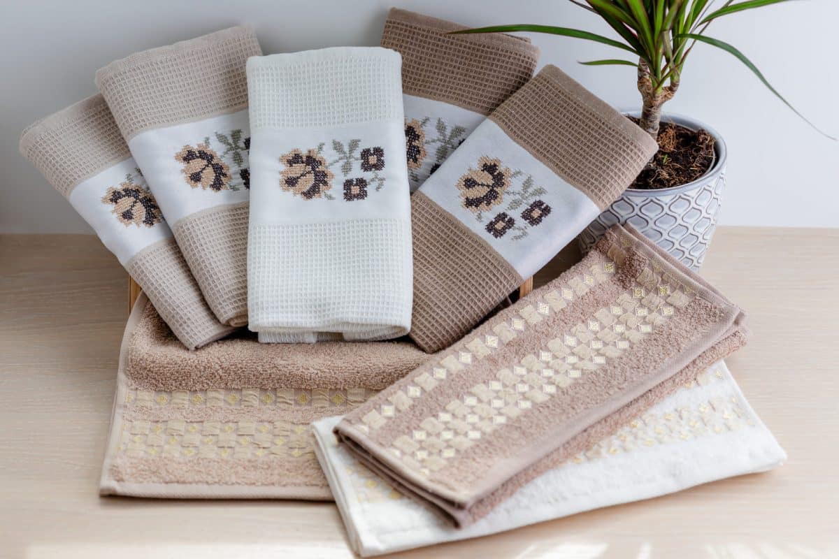 Večer namočte do tohto prostriedku uteráky a chňapky: ráno budú žiariť čistotou, zmizne aj mastnota.