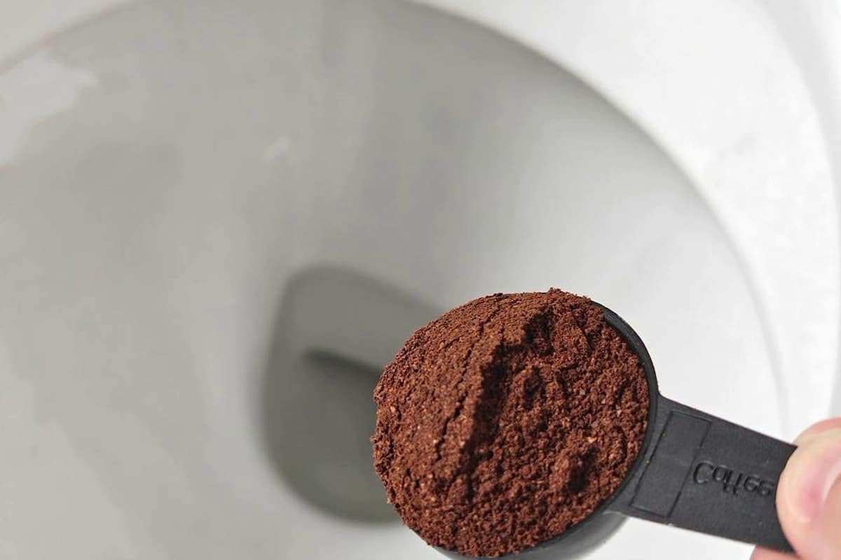 Stačí jedna lyžica: preto čoraz viac ľudí vyhadzuje kávovú usadeninu do záchoda