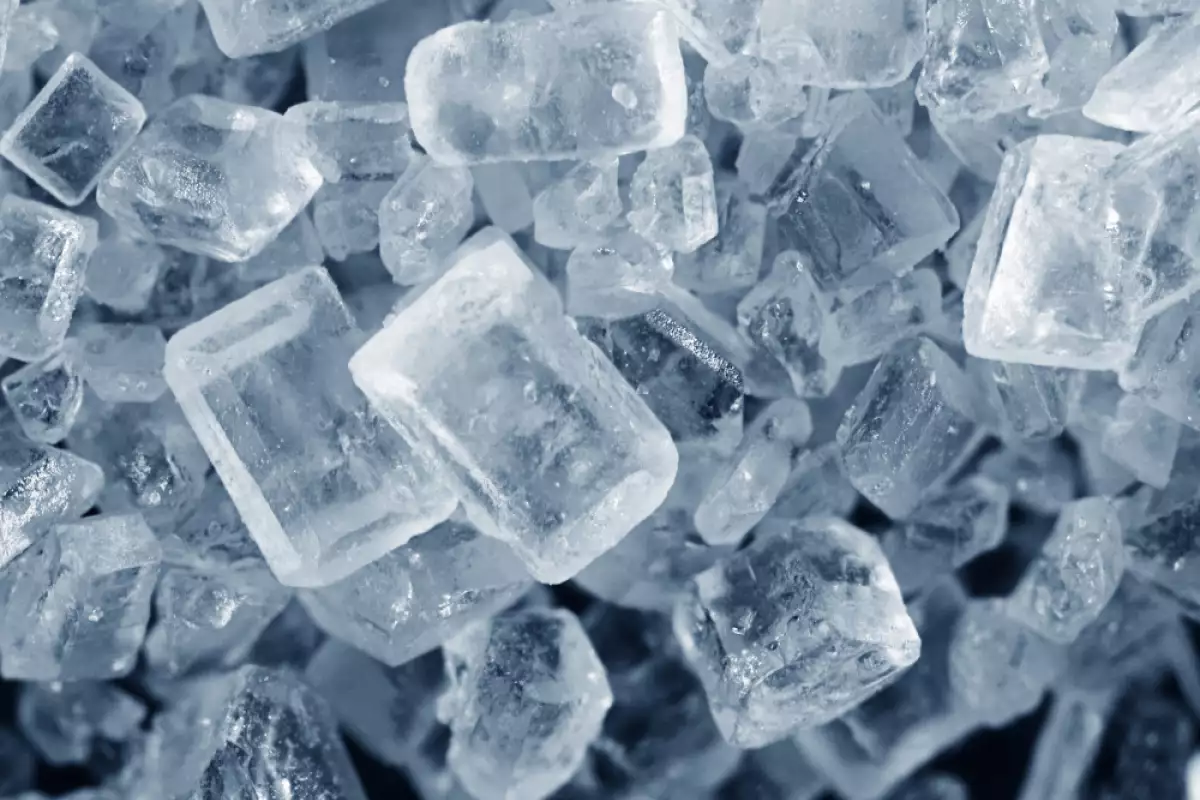 Polievať vchodové dvere vodou s hrubou soľou: prečo sa to odporúča a načo je to dobré.