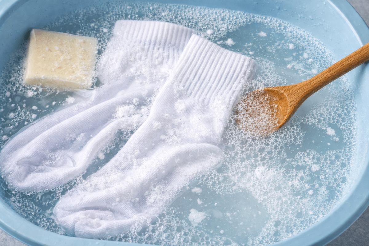 Alternatíva k vareniu: prečo mikrovlnná rúra rýchlejšie odstraňuje nečistoty z ponožiek.