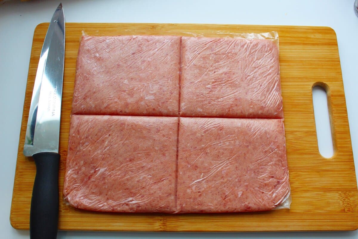 Tajomstvo skladovania mletého hovädzieho mäsa v mrazničke: nezaberá miesto a umožňuje vám pripraviť viac jedál.