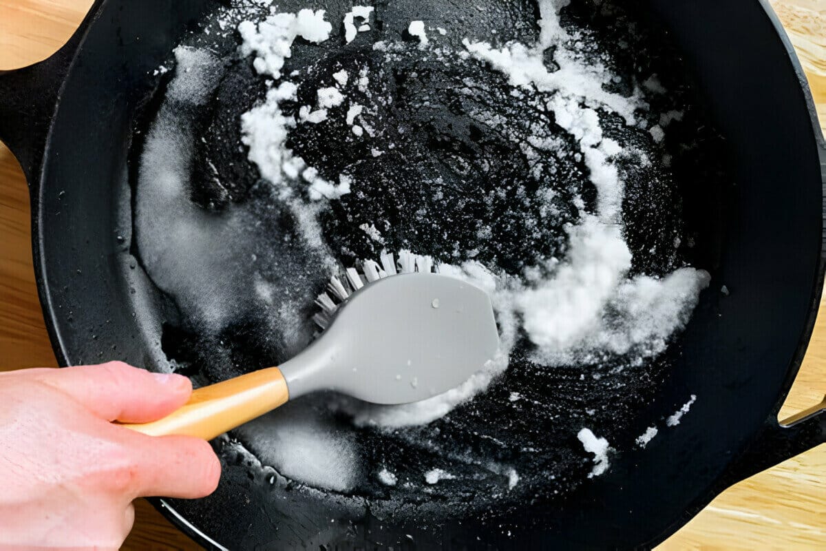 Stačí dve lyžice – a aj staré panvice budú žiariť ako nové: jednoduchý trik