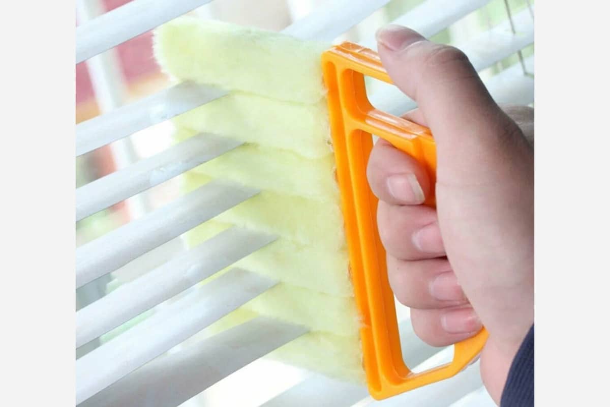 Krok za krokom: ako vyčistiť žalúzie v dome pomocou bieleho octu.