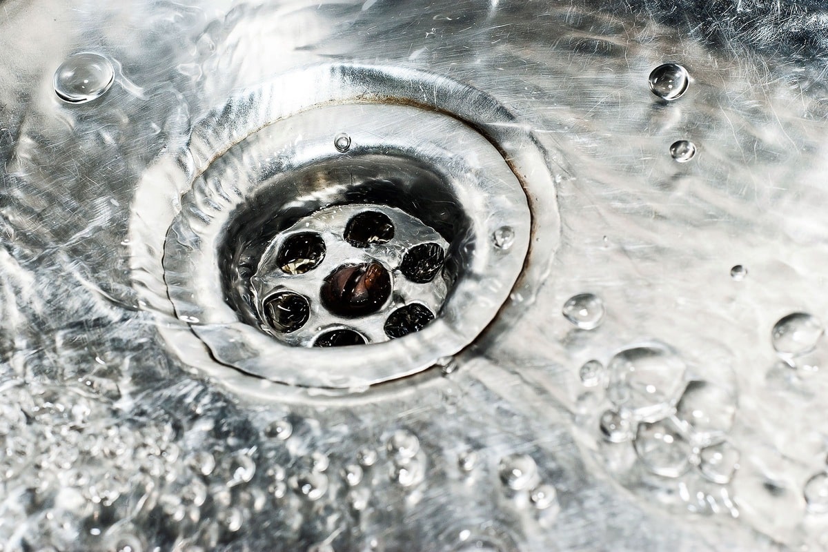 Zahrejte ho a nalejte do drezu. Tuk sa nebude usadzovať v potrubiach, ani po vyprážaní šišiek.