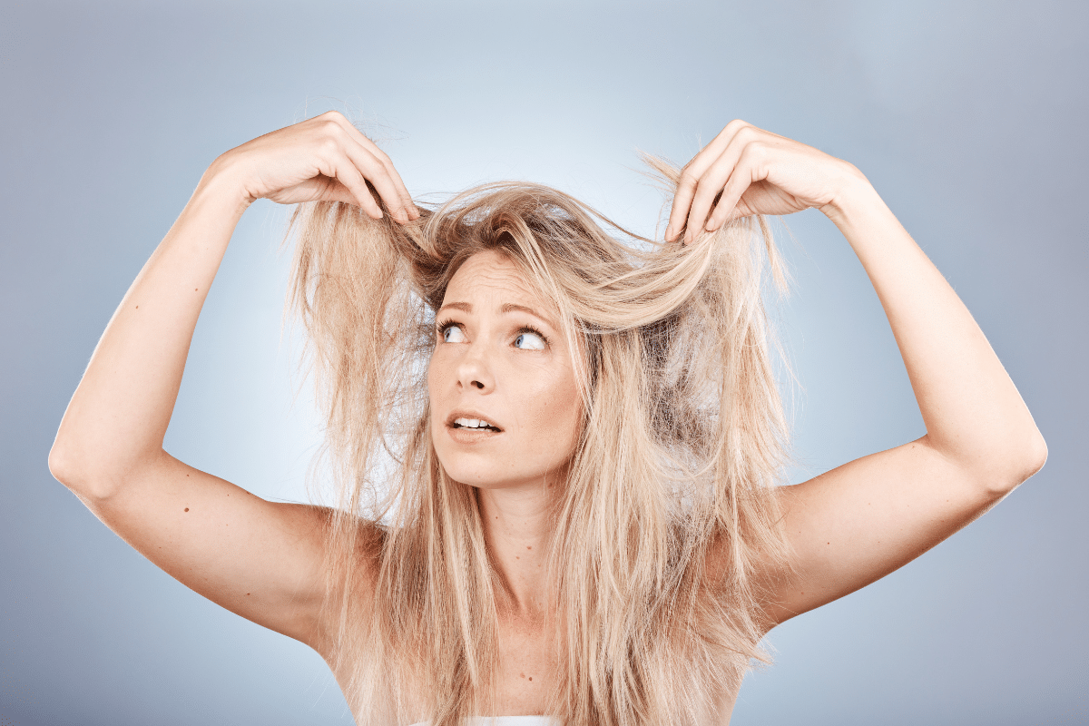 Vaše vlasy veľmi rýchlo mastia? Možno robíte túto chybu.