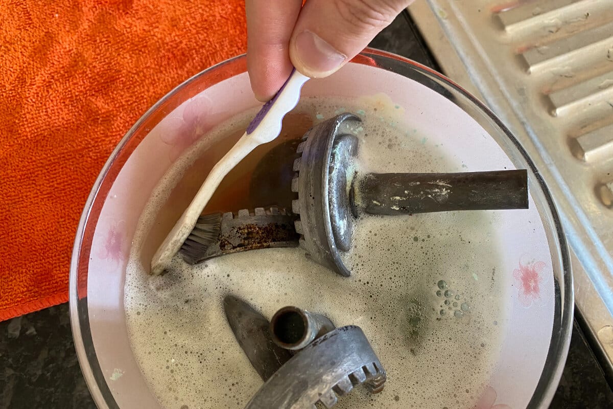 Pridajte 10 kvapiek a potrite znečistené horáky. Prihorená špina sama odpadne. Ako čistiť horáky plynového sporáka