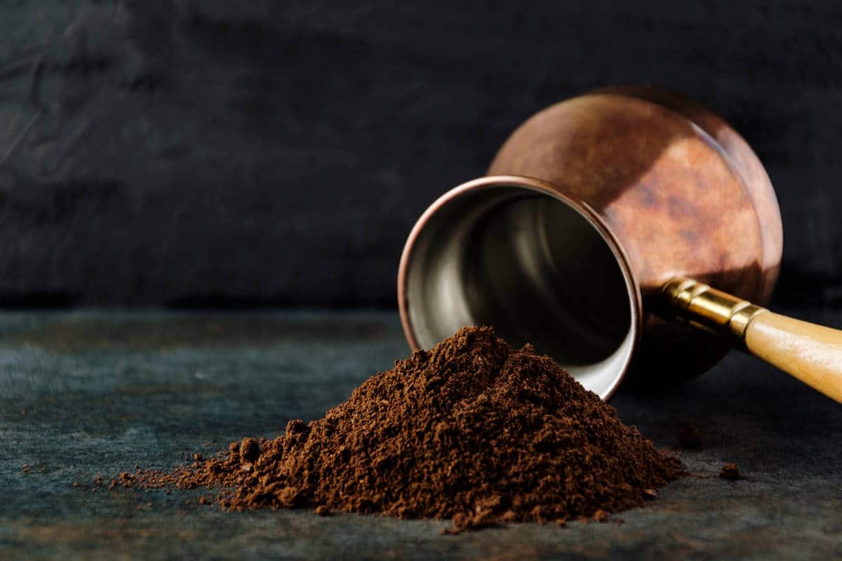 Ako správne uvariť lahodnú kávu v tureckej kanvici na sporáku: jemnosti prípravy.