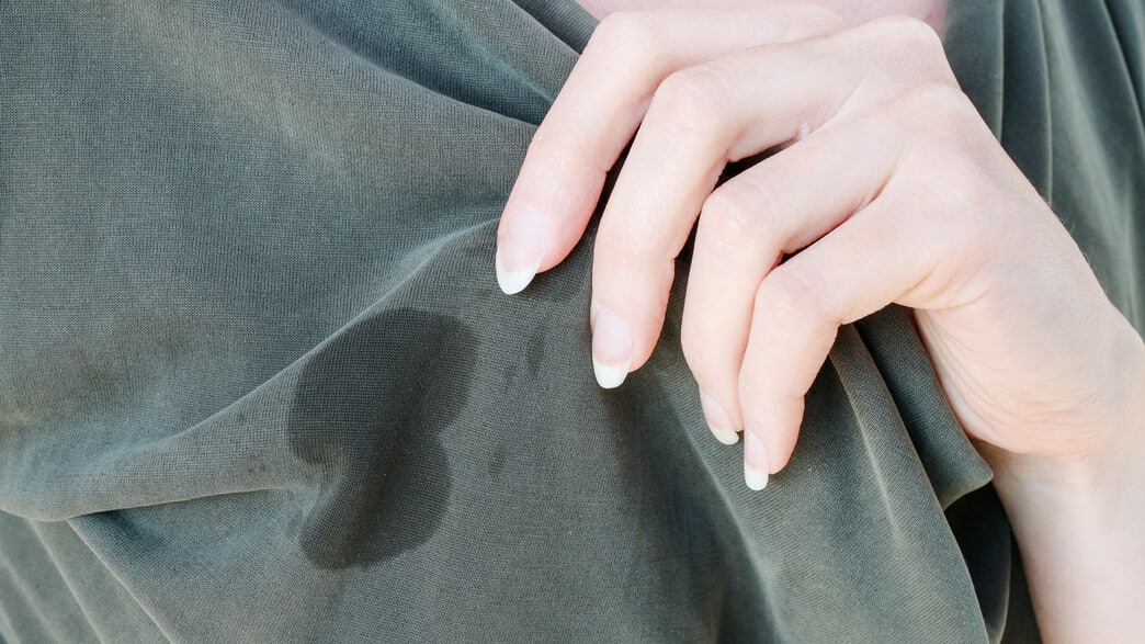 Našli sme geniálny spôsob, ako odstrániť mastné škvrny z oblečenia.