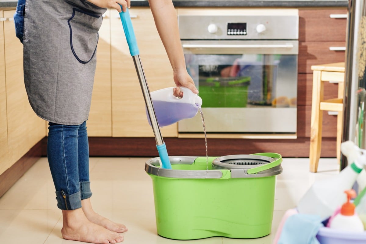 Dve kvapky do vedra pri umývaní podlahy – a váš dom bude príjemne voňať niekoľko dní.