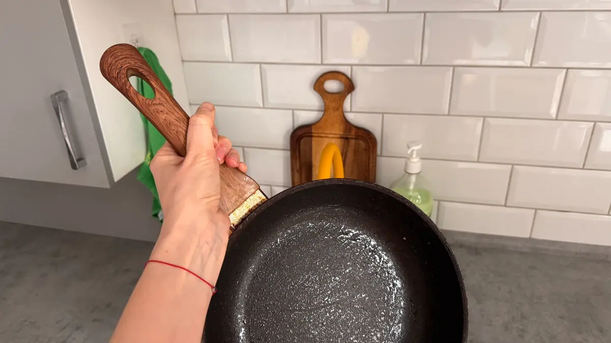 Správne používanie rukoväte hrnca alebo panvice: na čo je otvor skutočne určený.