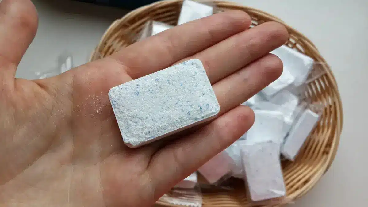 Trik v kúpeľni: prečo hádžem tabletku do umývačky riadu do sprchy.