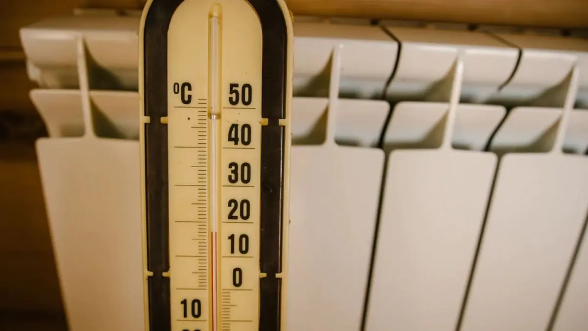 Naopak, úplne uzavreté radiátory v nepoužívaných miestnostiach môžu zvýšiť spotrebu energie.