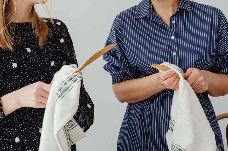 Stačí ich večer namočiť a ráno nebudete veriť vlastným očiam: kuchynské utierky budú ako nové.