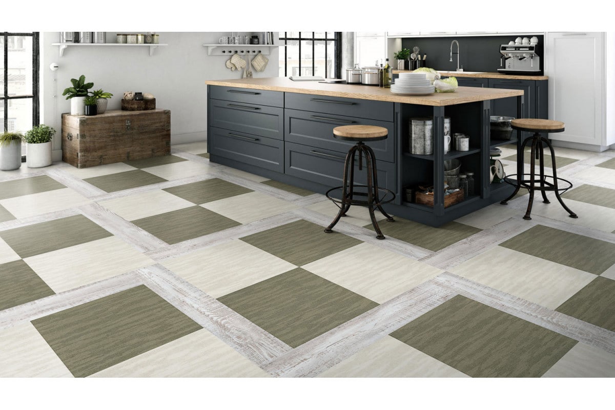 Podlahu a steny v kuchyni môžete vymeniť za jeden deň. Samolepiace dlaždice sú skvelou voľbou pre renováciu cez víkend.