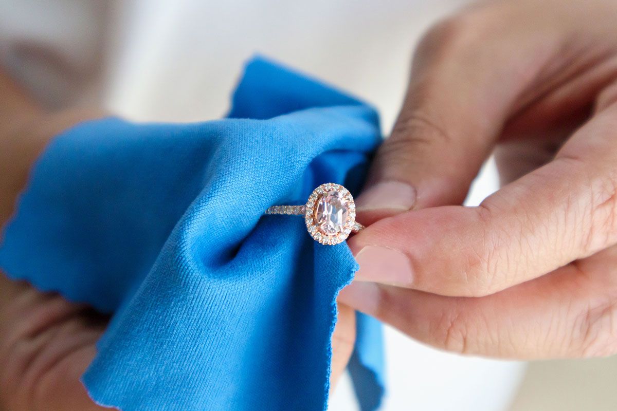 Klenotník vám ukáže, ako čistiť šperky bežnými predmetmi z domácnosti.