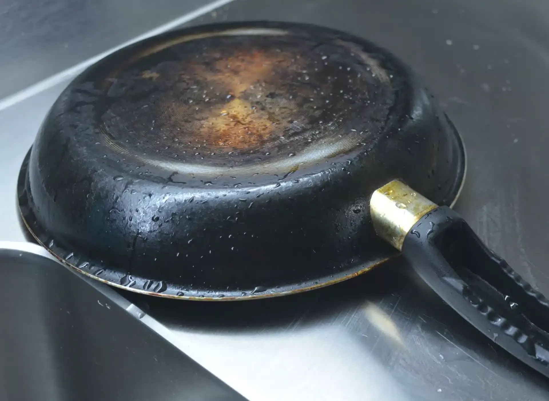 Prihorená panvica bude za pár minút dokonale čistá. Zmiešajte 4 ingrediencie a nechajte ich na dne.