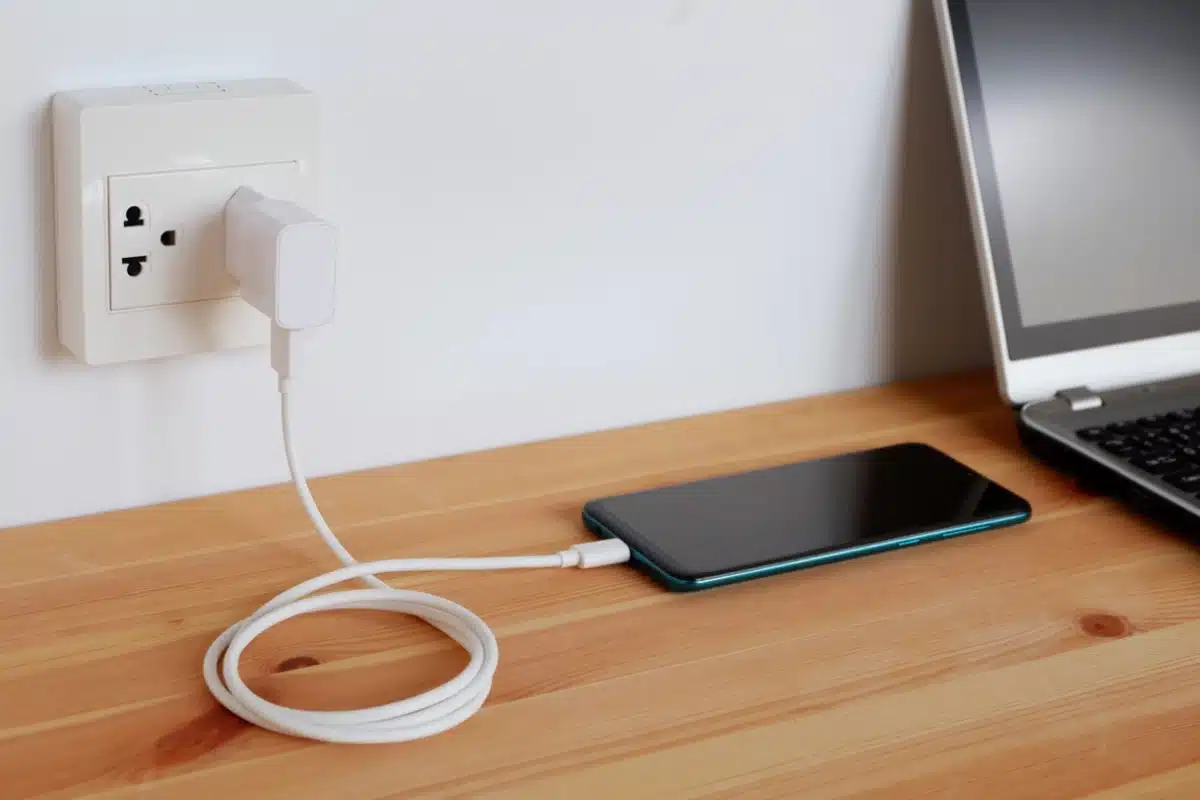 Nedodržanie správneho poradia nabíjania môže poškodiť váš telefón.