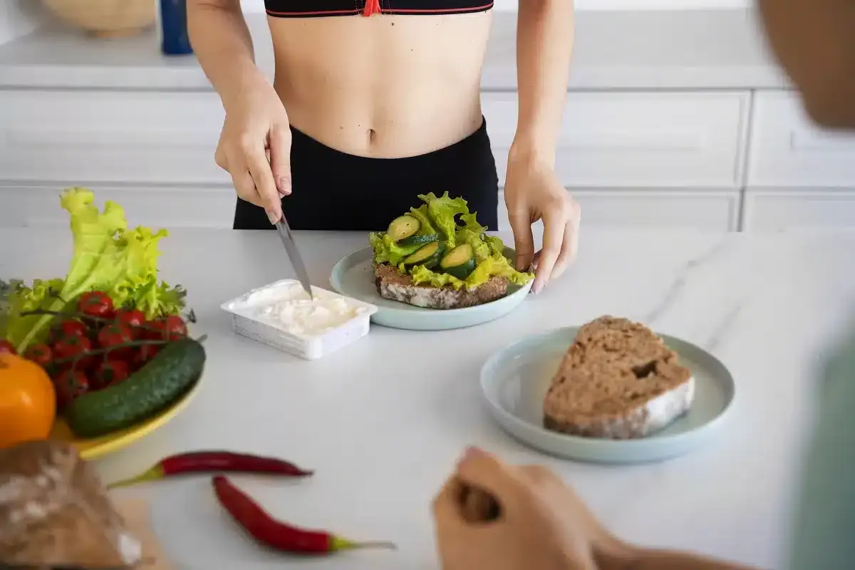 Lekár špecializujúci sa na mikrobiotu: „Prestaňte vylučovať sacharidy zo stravy, najkalorickejšia miska je prázdna miska.“