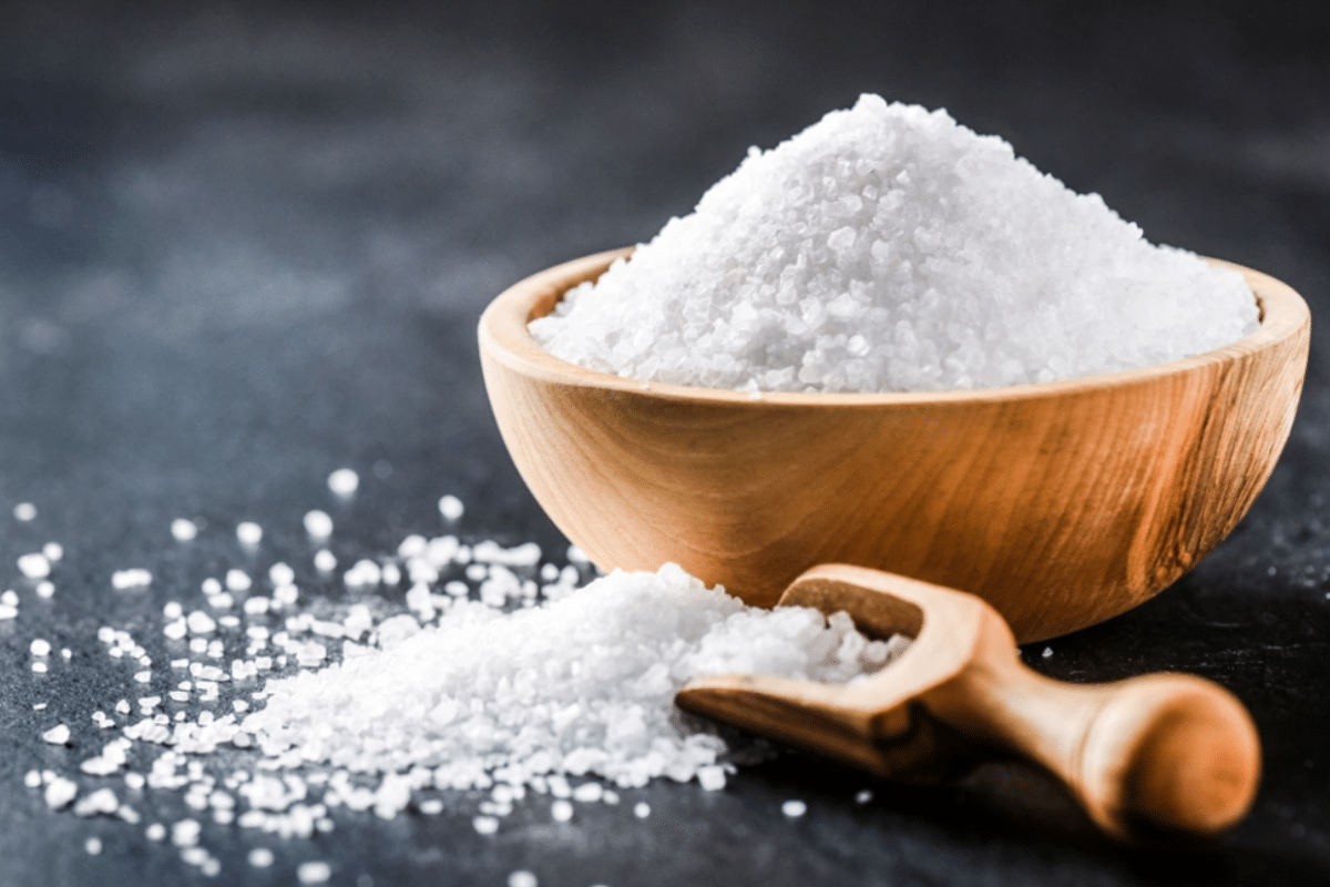 Polievať vchodové dvere vodou s hrubou soľou: prečo sa to odporúča a načo je to dobré.