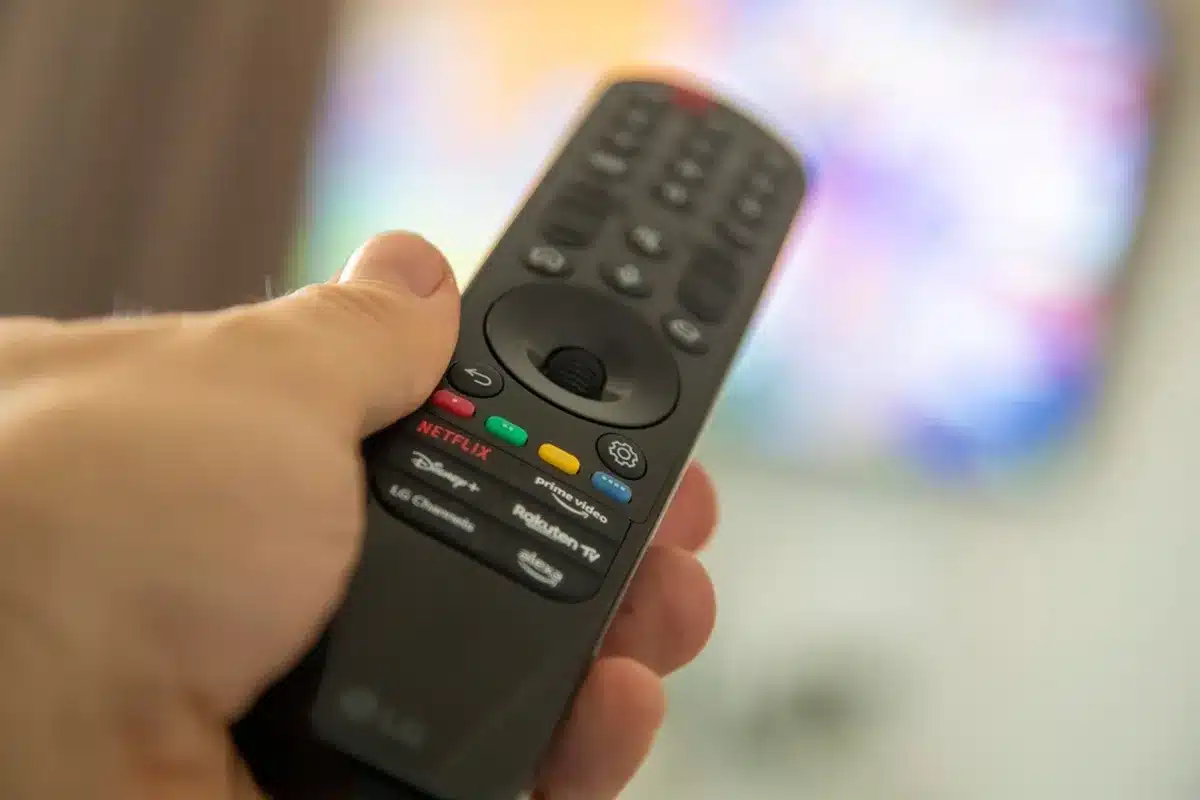 Ak vaše diaľkové ovládanie nefunguje, nezúfajte: nájdite skryté tlačidlo núdzového vypnutia na smart televízoroch.