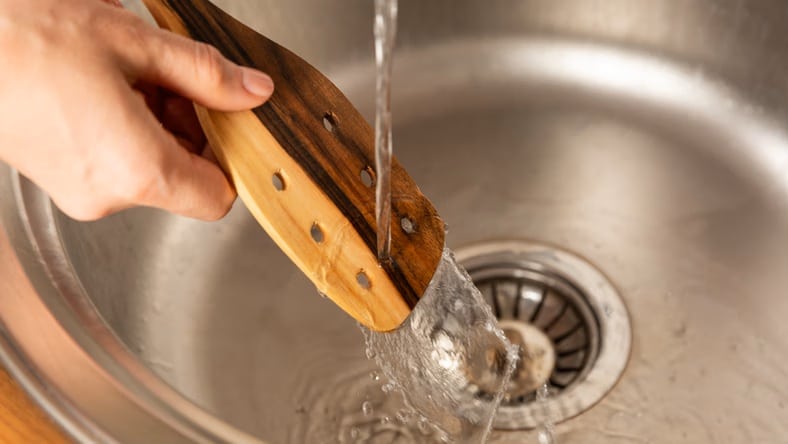 Ako odstrániť nečistoty a mastnotu z drevených lyžíc? Odborník ponúka jeden zo spôsobov.