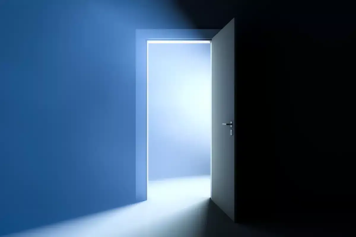 Nenechávajte dvere spálne otvorené cez noc: prečo je zatvorenie dverí lepšie pre bezpečnosť a spánok