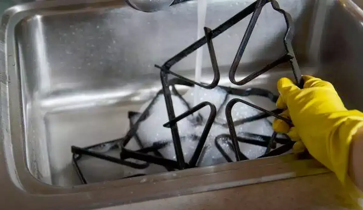 Nalejte 1 pohár vriacej vody na znečistenú mriežku sporáka a ponorte ju do vody. Lepkavá vrstva tuku zmizne. Čistenie mriežky plynového sporáka.