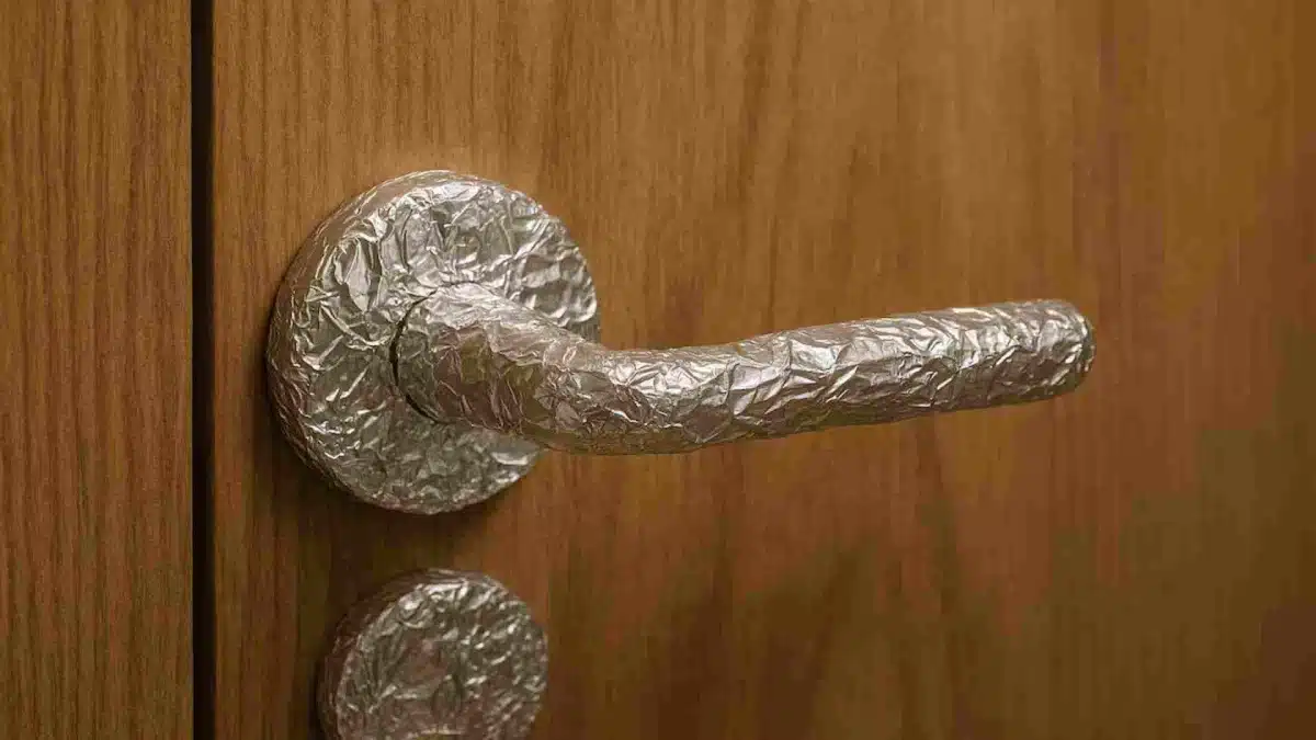 Odborníci odporúčajú obaliť kľučky dverí hliníkovou fóliou: vysvetlenie je jednoduché.