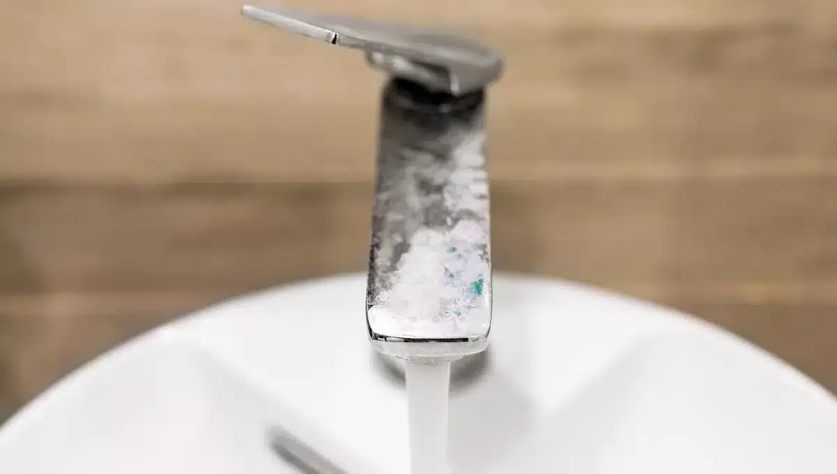 Jednoduchý spôsob, ako odstrániť vodný kameň z vodovodných kohútikov v kúpeľni.