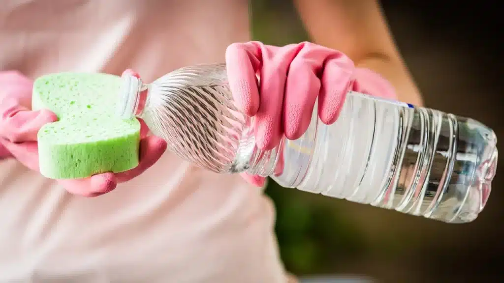 Rozprašovanie octu pod posteľou: prečo je to potrebné a prečo sa to odporúča.