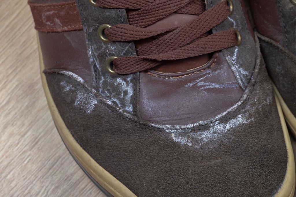 Vyberte prostriedok z chladničky, zohrejte ho a utrite škvrny. To zachráni vašu obuv po zimnej prechádzke.