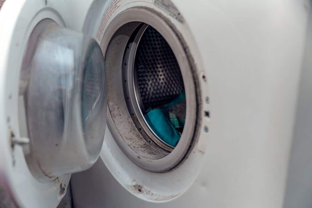 Práve tu sa v práčke hromadí vlhkosť a nečistoty. Pri praní často toto miesto ignorujeme.