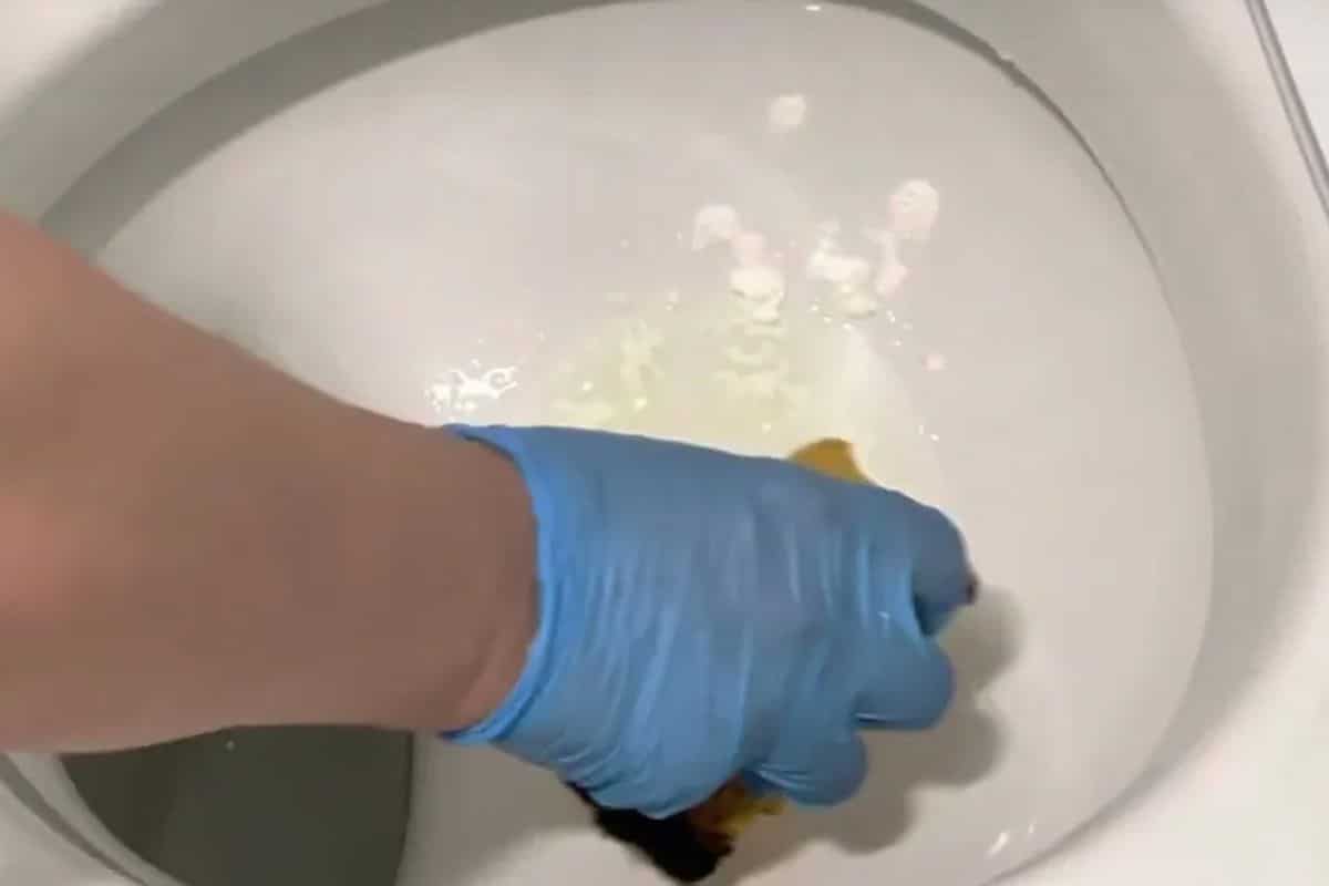 Zmiešajte dve zložky a vyčistite záchod. Bude žiariť ako nový.