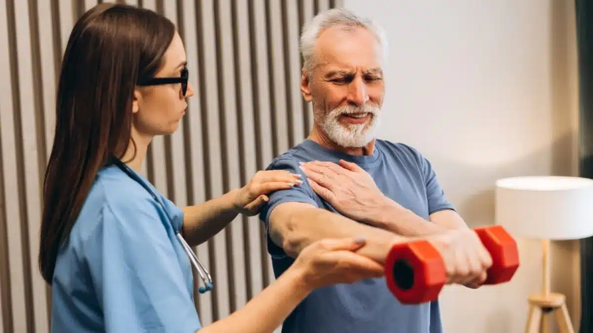 Ak chcete mať silné ramená a vyhnúť sa zraneniam, toto sú najlepšie cviky, ktoré môžete robiť doma.