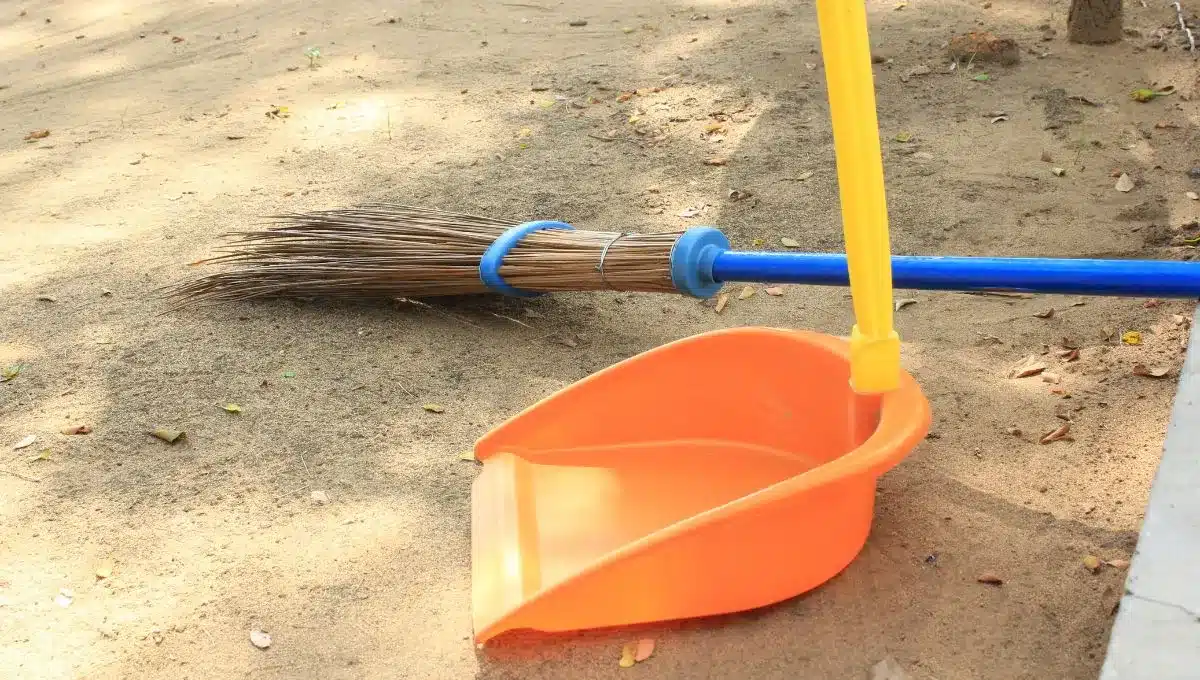 Ako znovu použiť starú metlu alebo kefu: jednoduché a rýchle nápady.