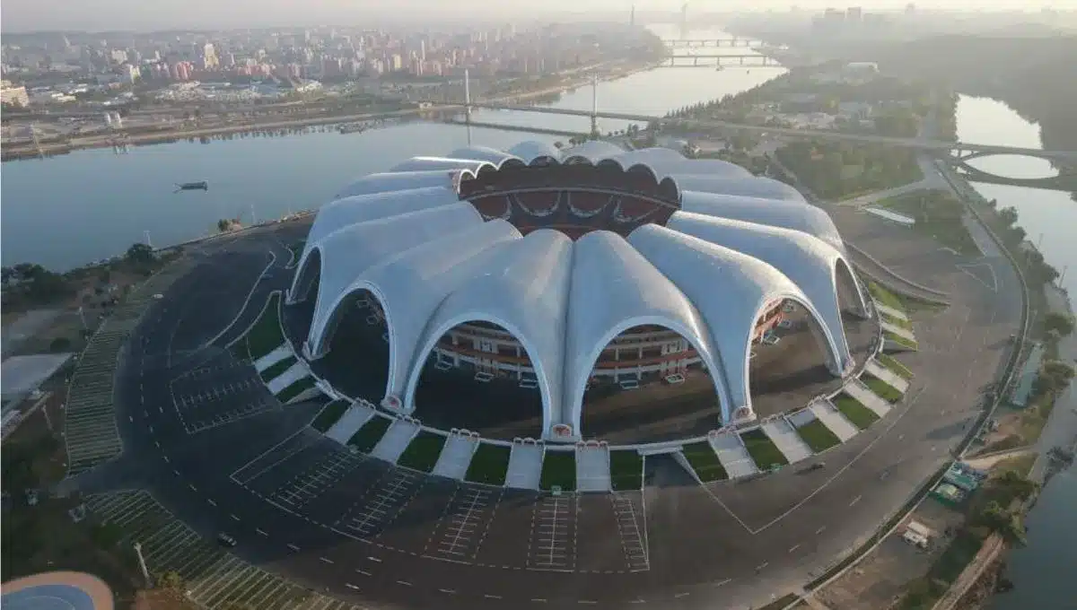 Najväčší štadión na svete sa nachádza v najizolovanejšej krajine planéty: má osem poschodí a 150 000 miest na sedenie.