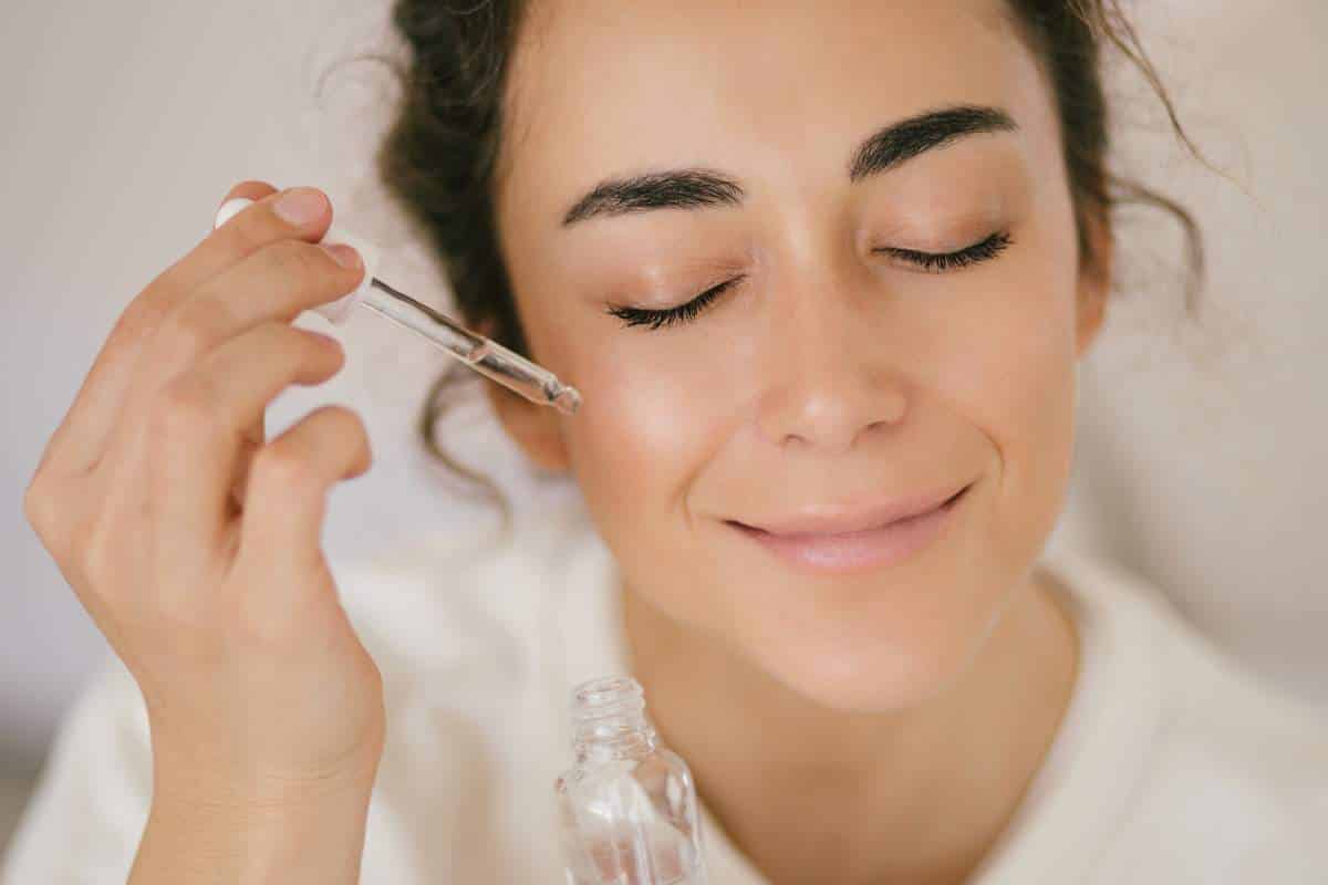 Obočie salónnej kvality bez henny. Získavajú prirodzený efekt stmavnutia.